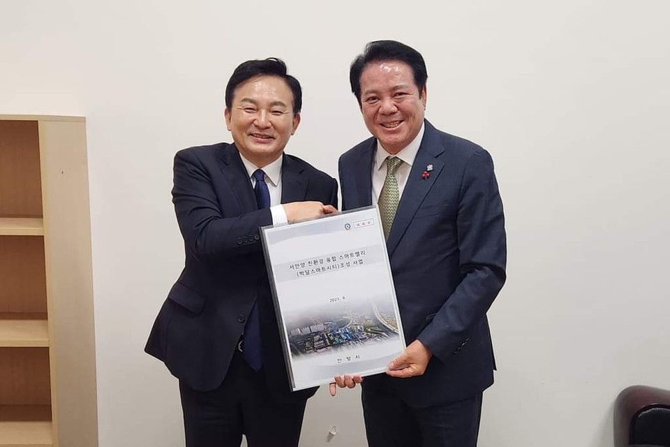 최대호 안양시장이 5일 원희룡 국토교통부 장관을 만나 박달스마트 시티 조성 사업과 안양시의 현안사업 등에 대한 적극협력을 요청하고 있다. (사진=최대호 안양시장 페이스북)