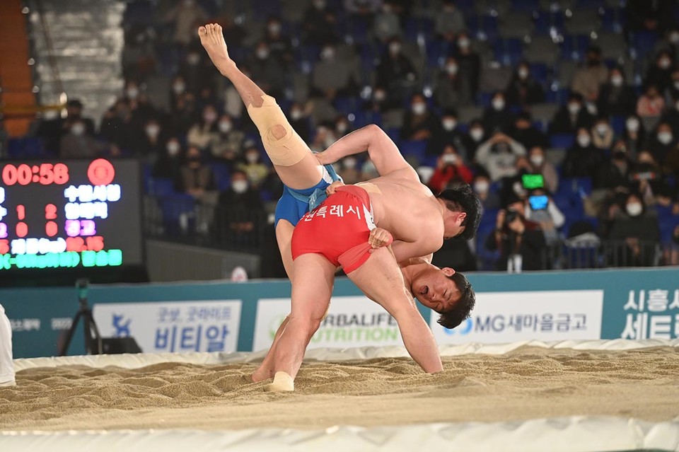 ‘2023 추석장사씨름대회’가 오는 12일부터 17일까지 6일간 수원체육관에서 열린다고 6일 시는 밝혔다. 사진은 ‘2022 설날장사씨름대회’ 결승에서 경기를 하고 있는 임태혁 선수 모습. (사진제공=수원시청)