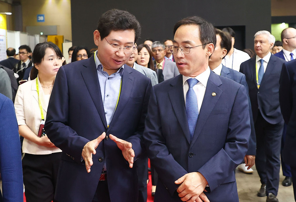 이상일 용인특례시장이 6일 고양 킨텍스에서 열린 ’2023 월드 스마트시티 엑스포’ 개막식에 참석해 김오진 국토부 제1차관과 환담을 나누며 반도체 고속도로 건설 지원을 요청하고 있다. (사진제공=용인시청)