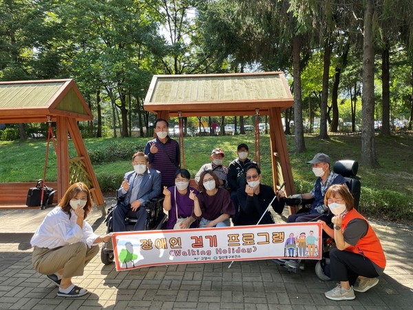 고양특례시 일산동구보건소가 장애인 걷기 소그룹 ‘워킹 홀리데이’를 운영한다. (사진제공=고양시청)