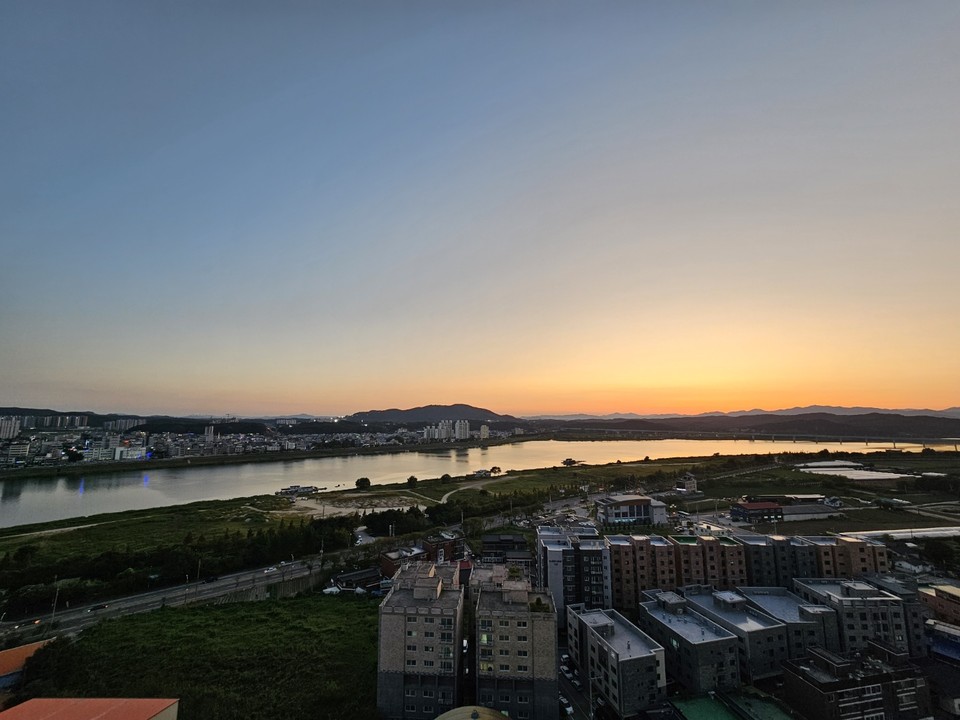 절기상 백로(白露)를 하루 앞둔 7일 오후 7시5분께 여주 남한강 노을이 지고 있다. (사진=김광섭 기자)