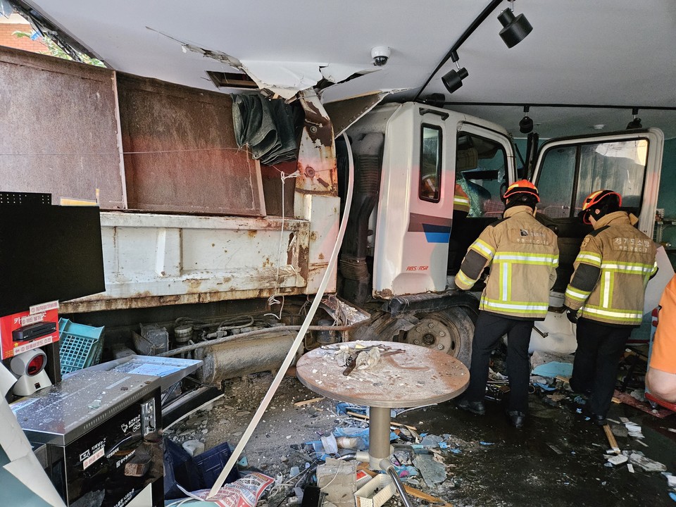 8일 오전 6시37분께 부천시 송내동 일대를 지나던 5톤 덤프트럭이 6층짜리 주상복합건물로 돌진하고 사고가 났다. 사진은 사고 현장 건물 내부. (사진제공=경기도소방재난본부)