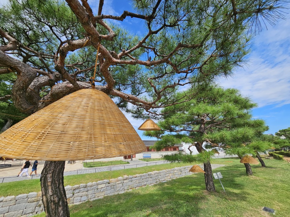 9일 토요일인 오늘 경기·인천지역은 대체로 맑고 낮부터 가끔 구름 많은 날씨를 보이겠다. 한낮 기온이 31도까지 올라 덥겠다. 사진은 수원화성행궁 앞에 설치된 삿갓 모양의 야간 조명시설. (사진=권영복 기자)
