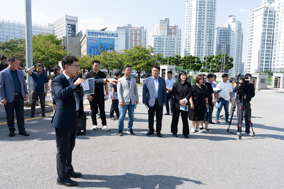 인천시의회 행정안전위원회는 11일 옛 선인재단 부지 일원의 학생 통학로 안전 환경을 조성하기 위해 현장 방문을 실시했다. (사진제공=인천시의회)