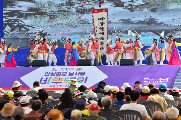 ‘2023 안성맞춤 남사당 바우덕이 축제’가 다음 달 6일, 본격적인 개막을 앞둔 가운데 전통성 강화와 시민참여, 친환경·저탄소 등을 키워드로 차별화된 축제를 예고했다. 사진은 2022년 바우덕이 축제. (사진제공=안성시청)