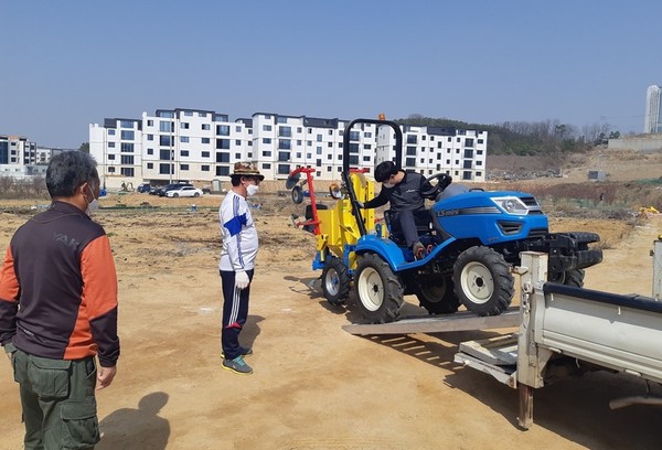 파주시가 가을철 농번기를 맞아 농기계 구입이 어려운 농가의 일손 부족을 해소하고, 적기 영농 추진을 돕기 위해 오는 11월까지 ‘토요일 정상근무’를 실시키로 했다. (사진제공=파주시청)