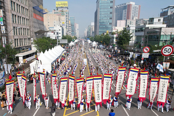 인천 부평의 명물인 ‘부평풍물대축제’가 오는 22일~24일까지 3일간 부평역과 부평시장역을 잇는 부평대로 곳곳에서 펼쳐진다. (사진제공=부평구청)