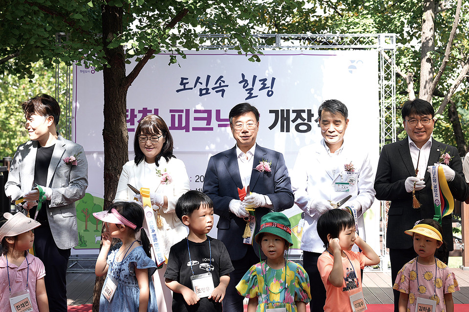 성남시가 민선8기 공약사업인 명품탄천 조성사업의 첫 단추로 12일 서현동 공공공지 내 탄천 피크닉장에서 개장식을 가졌다. (사진제공=성남시청)