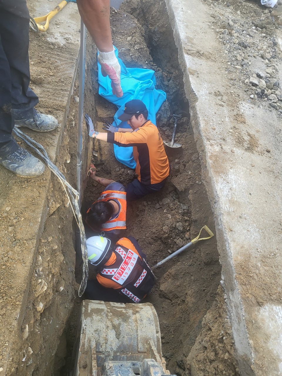 도로를 굴착해 각종 관로를 묻는 공사현장에서 흙더미가 무너지는 사고가 나 안타까운 소식이 전해지고 있다. 이틀새 3명이 숨지고 1명이 다쳤다. 사진은 12일 낮 12시10분께 오산시 궐동의 한 아파트단지 정화조 교체작업을 하던 30대 남성 A씨가 옆에 쌓아둔 흙더미가 무너지면서 다리 부분이 깔리는 사고가 났다. A씨는 신고를 받고 출동한 119구급대에 구조돼 병원으로 이송돼 치료 중이다. (사진제공=경기도소방재난본부)