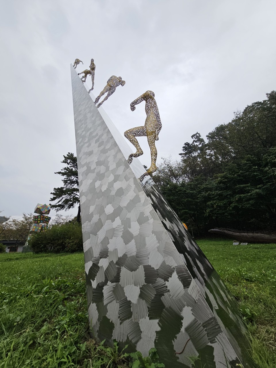 13일 오후 5시50분께 이천 설봉조각공원에 설치돼 있는 김병진 작가의 조각품 ‘달리다-사랑’이 추적추적 내리는 쓸쓸한 가을비를 맞고 있다. (사진=송석원 기자)