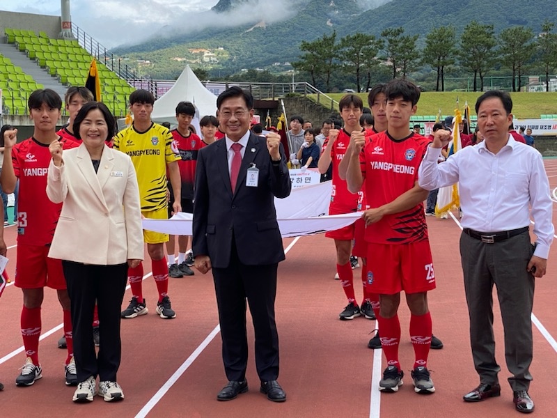 14일 오전 양평종합운동장에서 열린 제50회 양평군민의 날 기념식에 앞서 전진선 군수와 윤순옥 군의회 의장이 기념촬영을 하고 있다. (사진=장은기 기자)