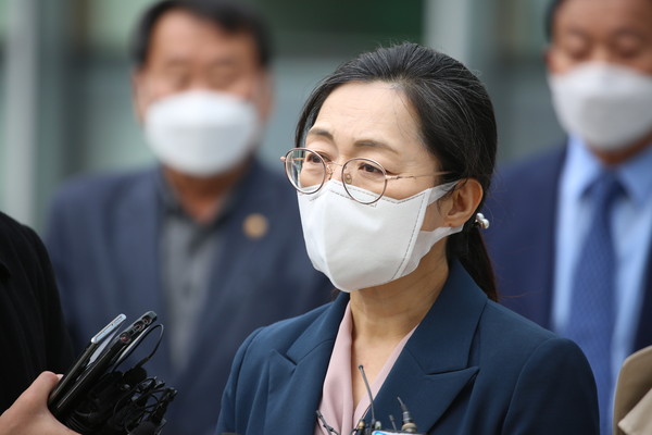 정치자금법 위반 혐의로 항소심에서 당선무효형을 선고받았다가 대법원 판결로 기사회생한 은수미 성남시장이 16일 경기 수원시 영통구 수원고등법원에서 열린 파기환송심 선고 공판에 출석한 뒤 기자들의 질문에 답하고 있다. (사진=나문성 기자)