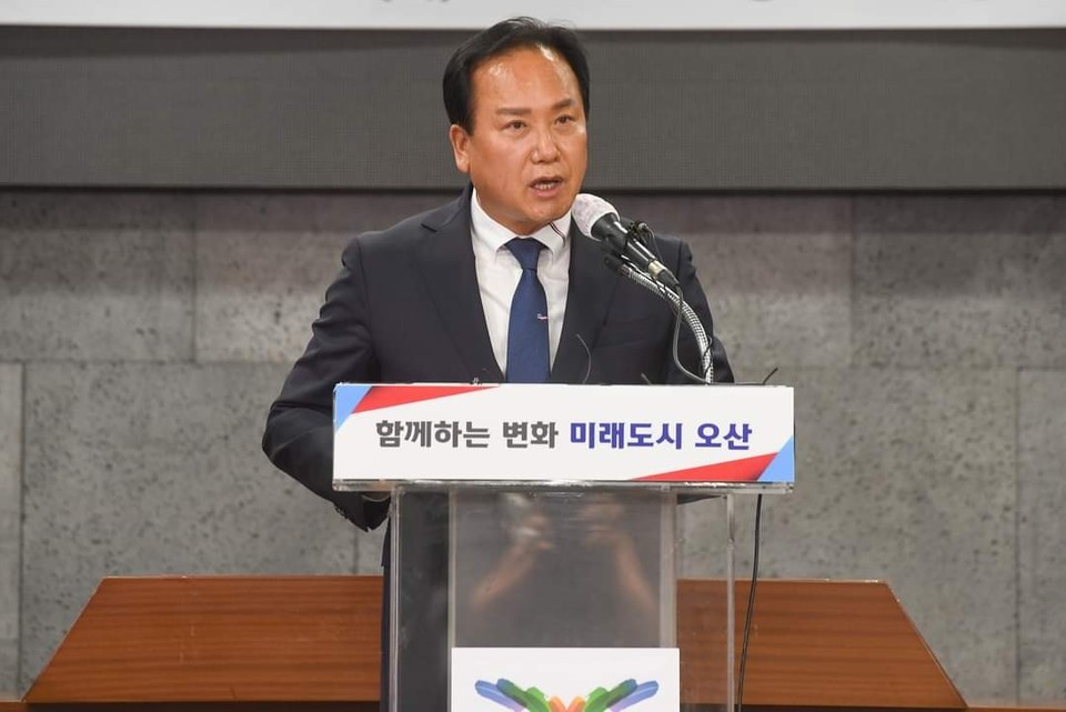 이권재 오산시장이, 성길용 시의회 의장의 무기한 정회 선포로 제278회 오산시의회 임시회가 파행된 것과 관련 “24만 시민 민생 외면한 시의장은 각성하고 의회 정상화에 나서라”고 촉구했다. 사진은 이권재 오산시장. (사진=이권재 오산시장 페이스북)