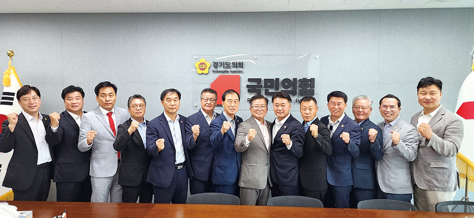 경기도의회 국민의힘 예산결산특별위원회 위원 일동이 14일 논평을 통해 이번 추경예산안에서 국민혈세의 낭비를 막기 위해 현미경 검증의 예산심의를 통해 불요불급한 사업과 예산을 걷어내겠다고 밝혔다. (사진제공=경기도의회)