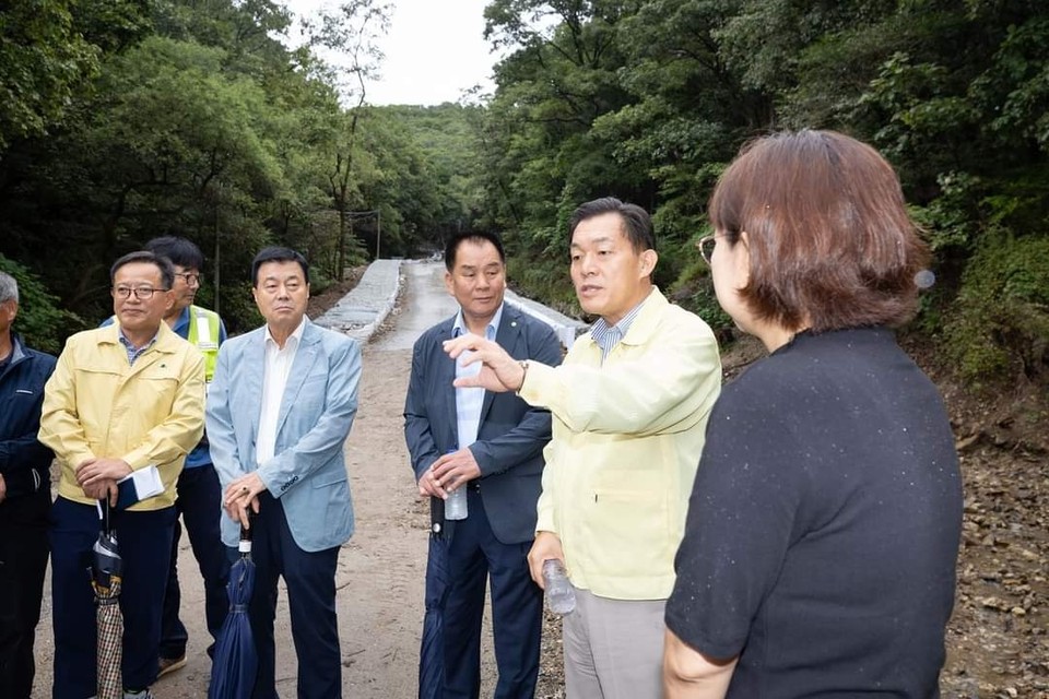 지난 8월 기록적인 폭우로 훼손된 광교산 통신대길이 ‘등산객 할 플레이스’로 만들어질 전망이다. 15일 복구 중인 통신대길을 둘러보는 이재준 수원시장과 관계자들. (사진=이재준 수원시장 페이스북)