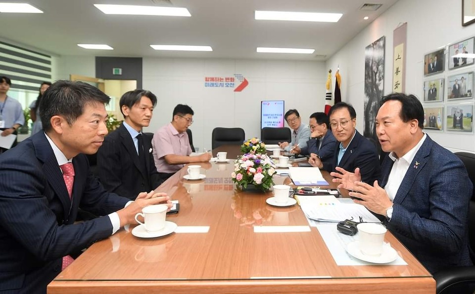오산시에 둥지를 틀고 있는 이데미츠코산이 경제자족도시 오산 도약 협력을 강화하기로 했다. (사진=이권재 오산시장 페이스북)