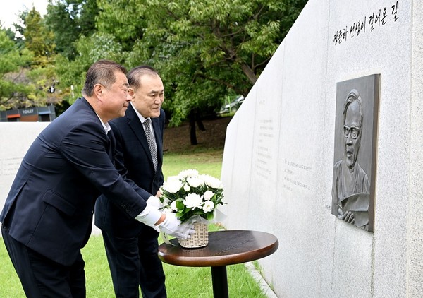 김경일 시장이 17일 ‘광복군 창군기념일’을 맞아 고(故) 서정천·이종금·송창석 등 광복군 3인의 유족들과 간담회를 갖고 위로의 의미를 담은 소정의 위문품을 증정했다. (사진제공=파주시청)