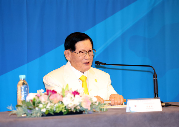 18일 오전 인천 그랜드하얏트 호텔에서 HWPL 9·18 평화 만국회의 9주년 기념식이 개최된 가운데, 이만희 대표가 발언하고 있다. (사진제공=HWPL)
