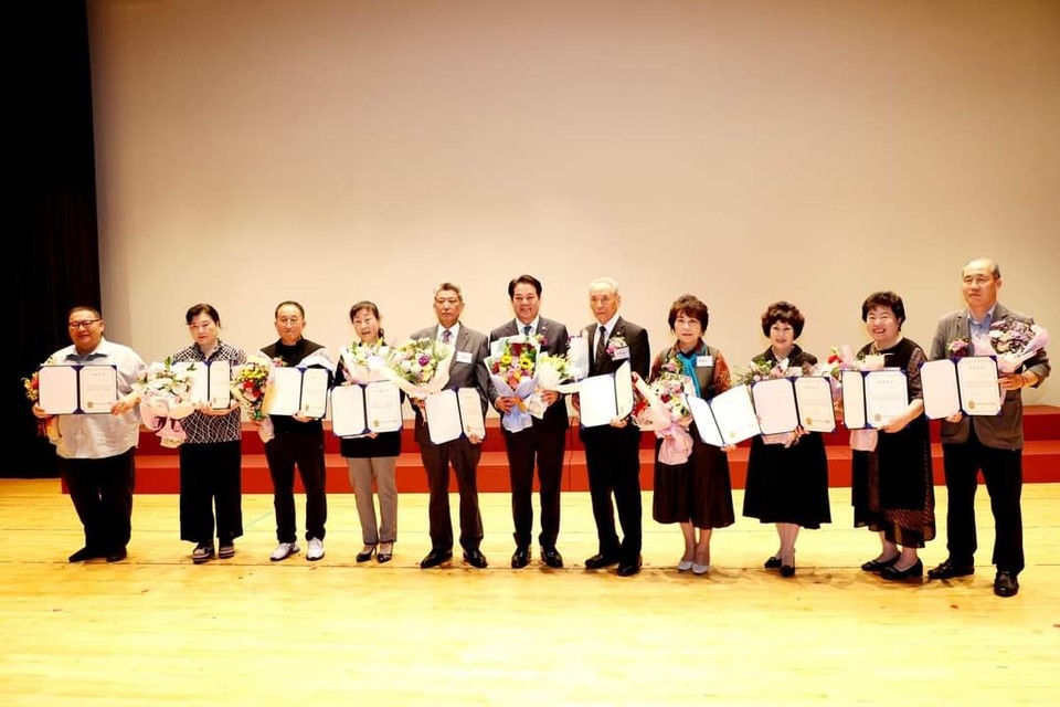 18일 열린 안양시 자원봉사자 명예의 전당 제막 및 등재식에 참석한 최대호 안양시장이 "나눔을 실천하는 삶은 안양이 행복해지는 길"이라고 말했다. (사진=최대호 안양시장 페이스북)