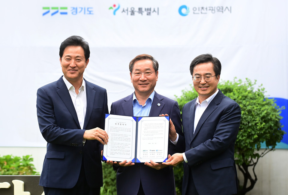 유정복 인천시장이 지난 7월 11일 경기도 수원시 도담소에서 열린 수도권 공동생활권 협력을 위한 경기-서울-인천 업무협약식에서 오세훈 서울시장,  김동연 경기도지사와 함께 기념촬영을 하고 있다. (사진=유정복 인천시장 페이스북)