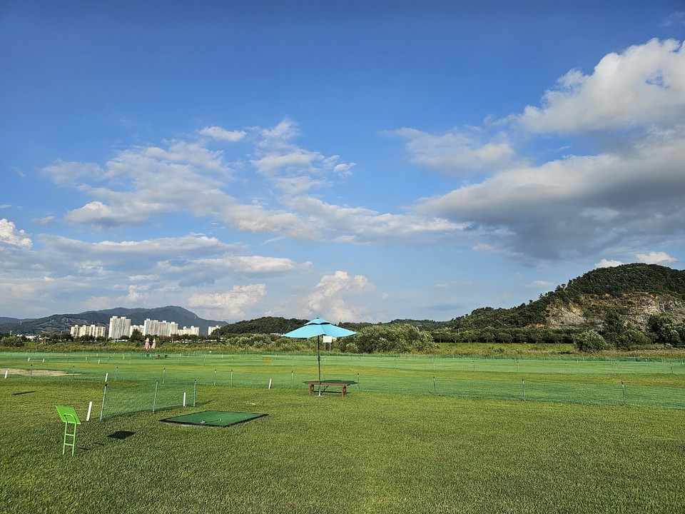 19일 화요일인 오늘 경기·인천지역은 구름 많은 날씨를 보이다가 저녁부터 흐려지겠다. 경기북부지역에는 오전부터 낮 한때 비 내리는 곳이 있겠다. 예상 강수량은 5㎜내외겠다. 사진은 이천시 장호원에 위치한 장호원파크골프장 전경. (사진=송석원 기자)