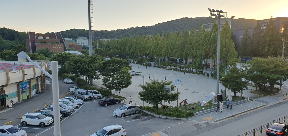 김포시가 사우역과 사우사거리 일대 주차난 해소를 위해 내년 말까지 임시주차장으로 활용키로 한 사우문화체육과장 전경. (사진=권용국 기자)