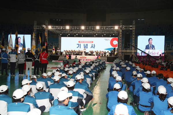 인천 옹진군은 20일 남동체육관에서 문경복 옹진군수, 유정복 인천광역시장, 도성훈 인천교육청 교육감, 이의명 옹진군의회 의장, 조택상 더불어민주당 지역위원장, 신영희 인천시의원과 유관기관장 등 100여 명의 내빈과 2000여명의 군민들이 참석한 가운데 ‘제50회 군민의 날’을 개최했다.(사진제공=옹진군청)