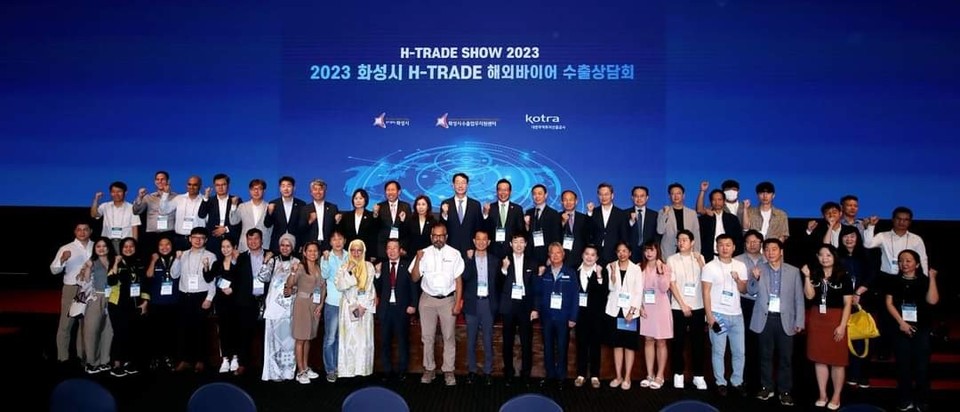 화성시가 20일 수원과학대학교 SINTEX에서 20개국에서 방문한 해외바이어와 ‘2023 화성시 H-TRADE 수출상담회’를 개최해 관내 100개사에서 총 290여 건 상담 성과를 거둔 것으로 나타났다. (사진=정명근 화성시장 페이스북)