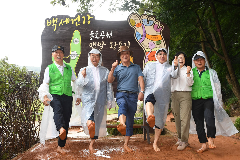 신상진 성남시장(왼쪽 두번째) 등이 20일 개장한 율동공원 맨발황톳길 포토존에서 기념사진을 찍고 있다. (사진제공=성남시청)