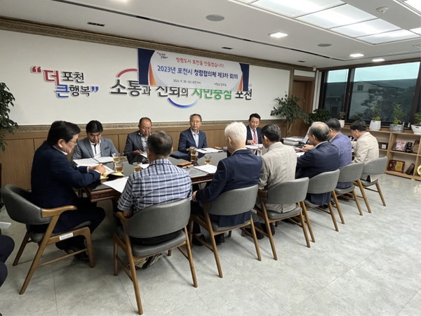 포천시가 20일 시장 집무실에서 4급 이상 공직자로 구성된 포천시 청렴 협의체 제3차 회의를 실시했다. (사진제공=포천시청)