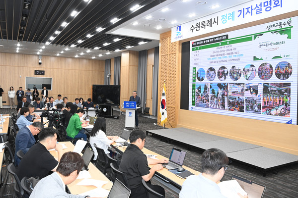 이장환 안전교통국장이  20일 시청 중회의실에서 브리핑을 하고 있다. (사진=권영복기자)