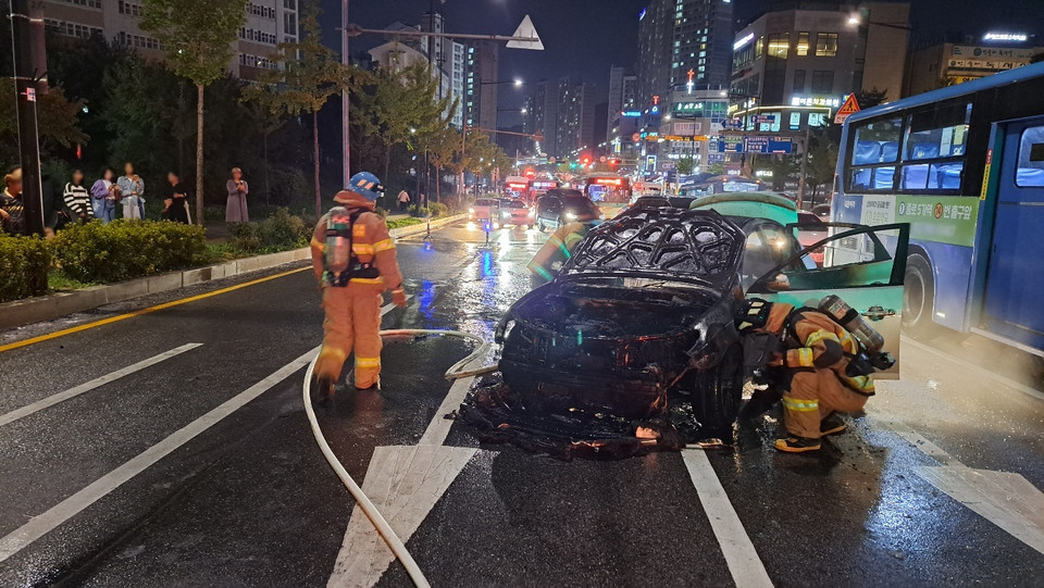 도로를 달리던 차량에서 불이 나 약 2시간 만에 꺼졌다. 사진은 화재 현장. (사진제공=경기도소방재난본부)