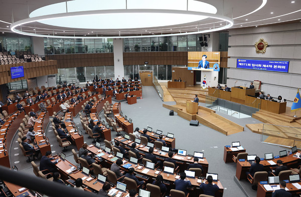 21일 오전 경기도의회 본회의장에서 열린 제371회 임시회 제4차 본회의에서 김동연 경기도지사가 인사말을 하고 있다. (사진제공=경기도청)
