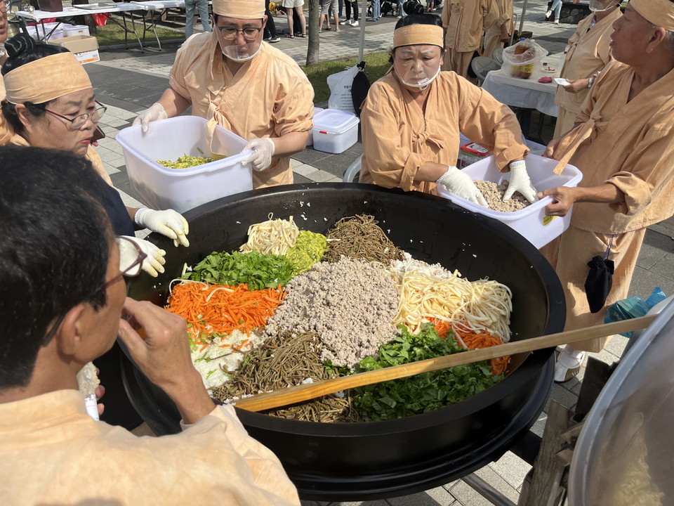 23일 통진두레놀이보존회 참가팀들이 가마솥에 행사장을 찾은 시민들과 함께 나눌 '대형 비빔밥'을 만들고 있다. (사진제공=김포시청)