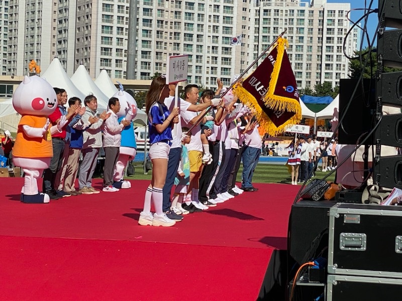 24일 오전 하남종합운동장에서 열린 제34회 하남시민의 날 기념식 및 체육대회에서 미사2동 선수단이 입장해 단상을 향해 경례하고 있다. (사진=장은기 기자)