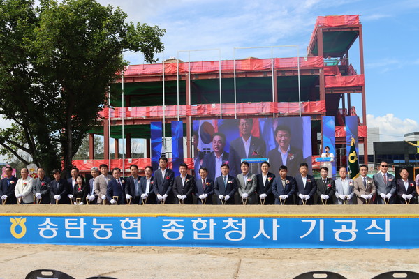 송탄농협은 지난 22일 조합원의 오랜 숙원사업인 본점 이전 종합청사 신축공사의 첫 삽을 뜨는 기공식을 가졌다. (사진=김종대 기자)