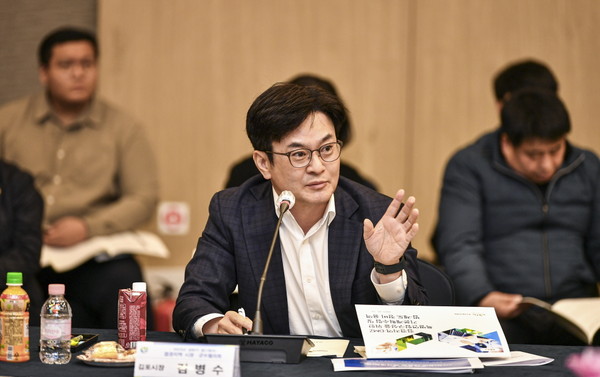 김포시가 민선8기들에 역대 최다 정부예산을 확보하면서 지방세 감소 등 국내외 경제 여건 악화에 따른 재정 위기에 단비가 되고 있다. 사진은 민선8기 3분기를 말하고 있는 김병수 시장. (사진제공=김포시청)