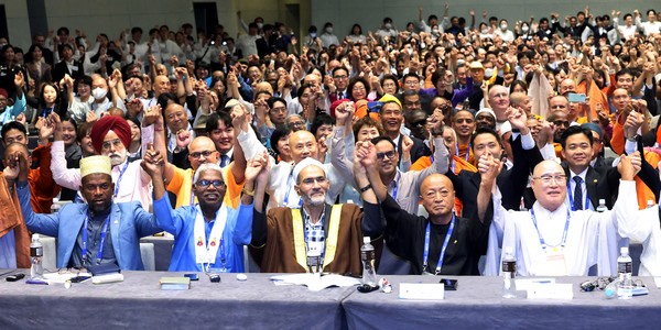 21일 오전 그랜드 하얏트 인천에서 열린 HWPL 9·18 평화 만국회의 9주년 기념식 ‘세계 종교평화아카데미 특강’에서 참석자들이 손을 마주잡고 만세를 하고 있다. (사진제공=(사) 하늘문화세계평화광복)
