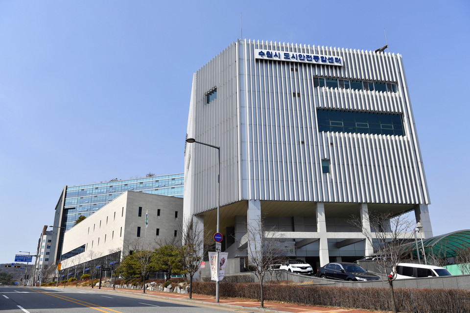 ‘2025년 지능형교통체계(ITS) 아태총회’를 유치한 수원시가 개최 준비를 위한 ‘ITS 아태총회 TF팀’을 구성했다. 사진은 ITS 아태총회 TF팀이 운영되는 수원시 도시안전통합센터 전경. (사진제공=수원시청)