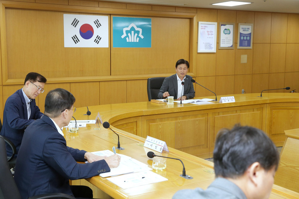 부천시가 25일 시청 창의실에서 조용익 시장 주재로 추석 연휴 종합대책 보고회를 열었다. (사진제공=부천시청)