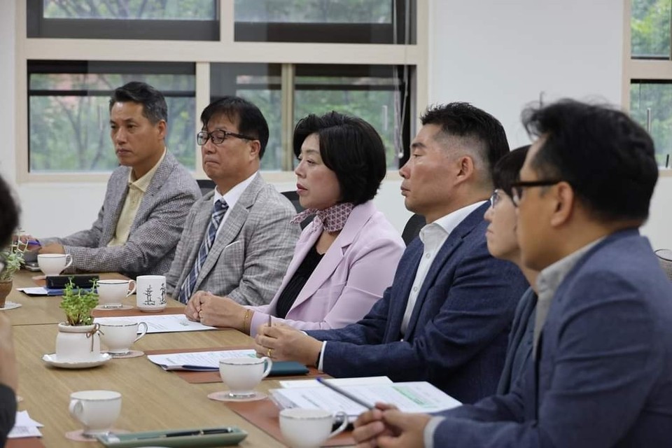 신계용 과천시장이 25일 이한준 LH 사장을 만나 "가정어린이집 임대료 기준 완화"를 건의하고 나섰다. (사진=신계용 과천시장 페이스북)