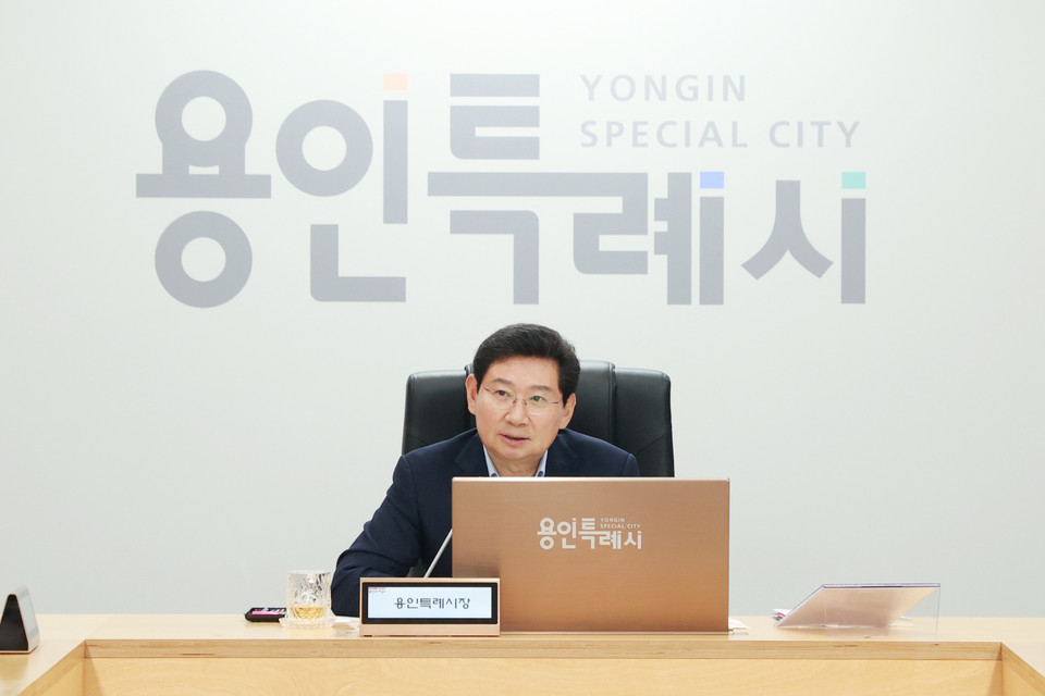 이상일 용인특례시장이 25일 ‘2024년 주요 업무 추진계획 보고회’를 주재해 각 실·국·사업소와 구청, 협업기관의 내년도 주요 업무 추진계획을 보고받고, 사업 방향을 점검했다. (사진제공=용인시청)