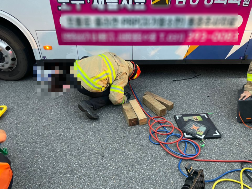 25일 오후 5시48분께 군포시 산본동 산본고가 삼거리에서 40대 여성 보행자가 시내버스에 깔리는 사고가 나 병원으로 이송됐다. 사진은 사고 현장. (사진제공=경기도소방재난본부)
