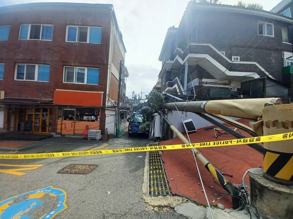 주택가 전봇대가 쓰러지면서 서울신학대학교 등 인근 196세대에 정전이 발생하는 사고가 나 약 6시간 만에 복구됐다. 사진은 사고 현장. (사진제공=경기도소방재난본부)