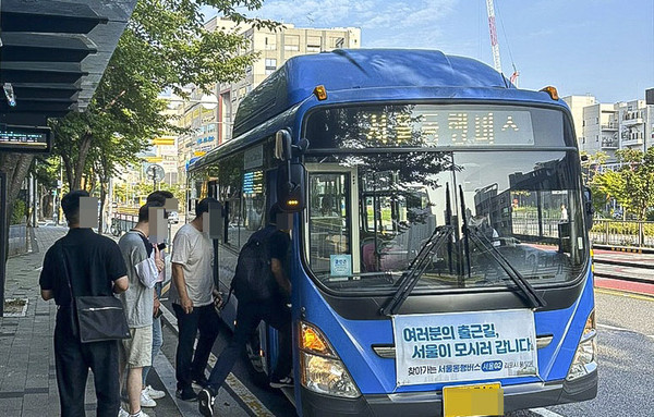 서울 개화동 구간 버스전용차로 확대와 동시에 투입된 '서울동행버스'에 탑승하는 김포시민들. (사진제공=김포시청)