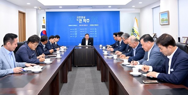 파주시가 내달 2일 임시공휴일로 지정됨에 따라 긴 연휴 기간 서민과 취약계층의 부담 증가에 따른 해소책 마련을 위한 ‘종합대책회의’를 개최했다. (사진제공=파주시청)