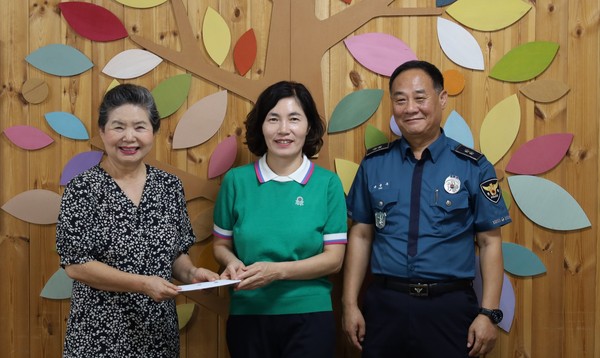 파주경찰서가 전직원들이 자발적으로 참여해 매월 급여에서 일정 금액을 공제해 마련한 기금과 소정의 물품을 소외된 이웃에 전달해 귀감이 되고 있다. (사진제공=파주경찰서)