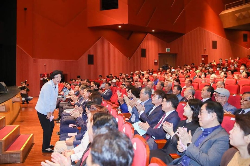 김경희 이천시장이 27일 이천 아트홀에서 열린 '제27회 노인의 날' 기념행사 참석소식을 알렸다. 이날 이천 아트홀에서 열린 기념식에는 어르신 1100여명이 참석했다. (사진=김경희 이천시장 페이스북)