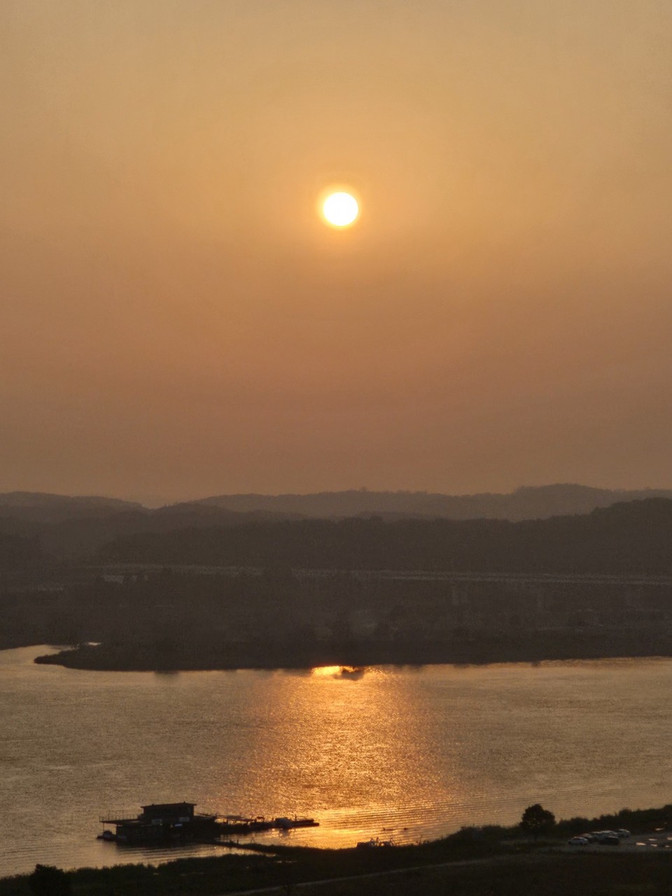 민족최대의 명절 추석 하루전날인 28일 오후 5시50분께 여주 현암동에서 바라본 서쪽하늘에 붉은 석양이 남한강을 비추며 서서히 지고 있다. (사진=김광섭 기자)