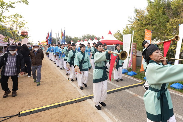 인천 연수구가 이번 주말인 오는 7일부터 이틀간 송도달빛축제공원과 원도심 능허대공원 일대에서 ‘꿈을 위한 항해’라는 주제로 2023 제11회 연수 능허대 문화축제를 화려하게 펼친다. (사진제공=연수구청)